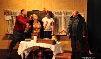 Комедия „Ontons i Zīmassvātki” в исполнении Краславского любительского театра.