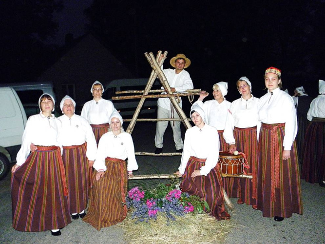 Folklorys kūpu saītā “Atašīnes suseklis 2016” Krustpiļs nūvoda Atašīnē. 2016. goda 23. juļs.