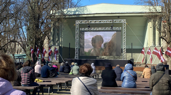 Atvadu laikā Vērmanes dārzā uz lielā ekrāna bija skatāmas J. Streiča režisētās mākslas filmas.