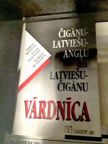Čigānu-latviešu-angļu vārdnīca