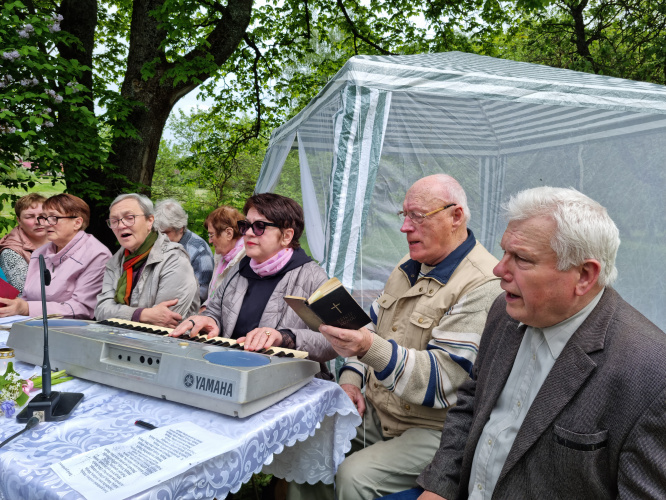 . Maja dzīduojumi pi krysta Aulejis centrā, kuru laikā “Radio Marija” veice īrokstu, 2025. g.
