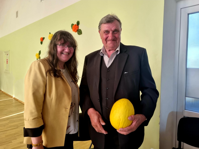 Aulejis sens draugs- žurnaliste Egita Terēze Jonāne ar tāvu Jezupa dīnys pasuokumā Aulejā, 2022.g.